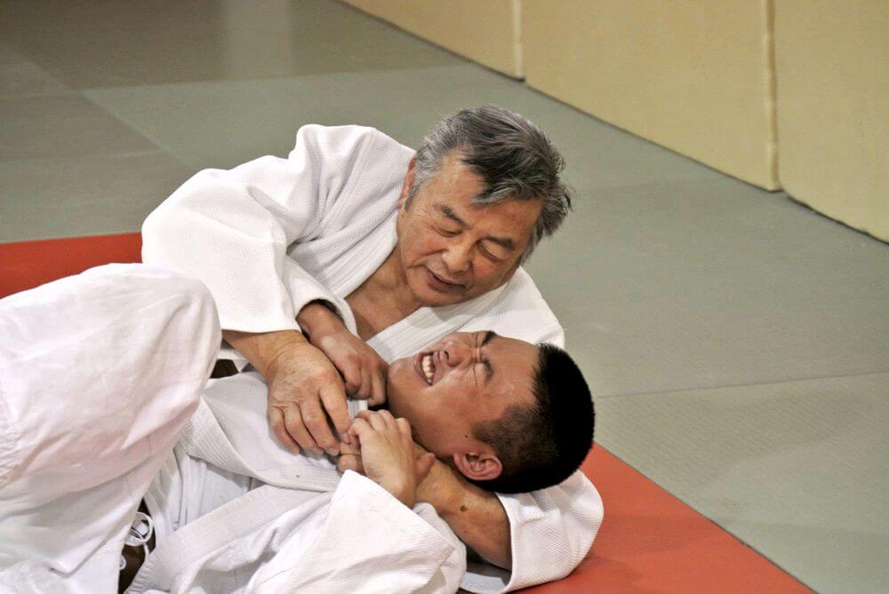 Edwin demonstrating proper shime-waza